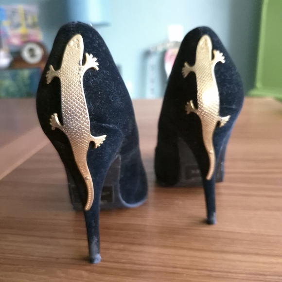 Wild Pair Shoes - Vintage WILD PAIR Black Velvet Goth Stilettos Gold Gecko  Size 6B